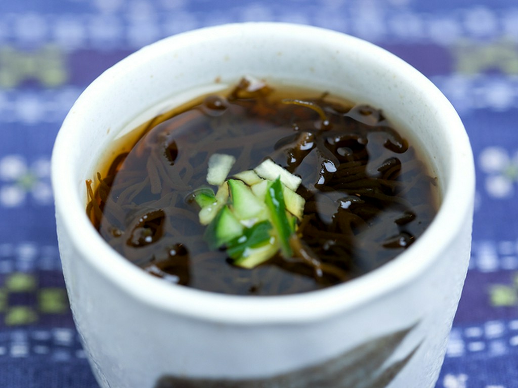 店主の弟がつくる『もずく酢』も名物のひとつ。