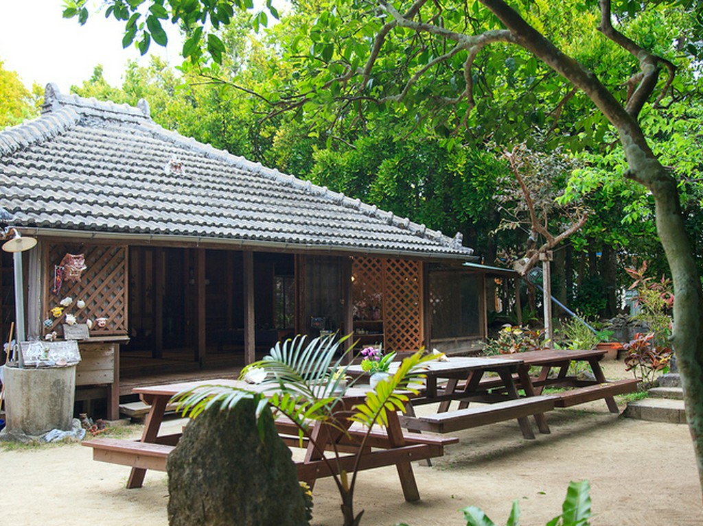 沖縄時間を満喫できる食事に加え、民宿での宿泊もおすすめ