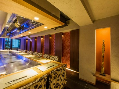 都内最大級のカウンター席で本格鉄板焼を心ゆくまで堪能