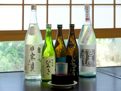 焼酎20銘柄、日本酒10銘柄、バーテンダーの本格カクテルも