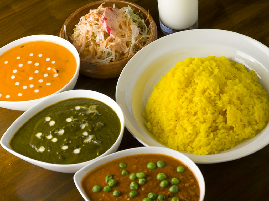 インド産スパイスをブレンドしてつくる本格的な『カレー三種』