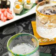 口へのあたりがマイルドな琉球グラスで泡盛を。定番の味わいから度数が高いもの、古酒など、様々な泡盛を味わうことができるのも魅力です。いろいろ試したい方には利き酒膳がおすすめ。