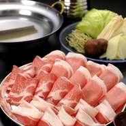 沖縄固有の在来豚『やんばる島豚あぐー』。上品な旨みが際立ち、脂が甘くてさらっとしているのが特徴です。貴重なのでなかなか実現しないロース・バラ・肩ロースと3種類の部位を食べ比べられます。