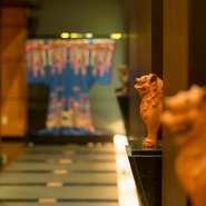 店内に一歩入ると、白い玉砂利が和を感じさせ、沖縄の守り神であるシーサーが出迎えてくれます。飾ってある着物は紅型。伝統的な模様を目でも楽しめます。