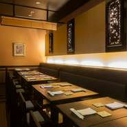 店内には個室も用意されているので、大切なゲストを招いての接待や特別な席での部屋としても最適。商談やプロジェクトのことなど、大事な仕事の話もできる快適なスペースです。