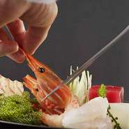 見た目にも色鮮やかで、鮮度抜群の刺身。厚めに切られた身を一口食べると美味しさが口の中へ広がっていきます。