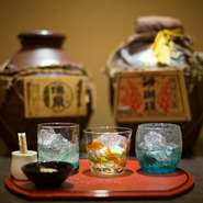 新酒や古酒、飲み方や割り方で様々な一面を見せる泡盛。数ある中の泡盛からお気に入りの銘柄を見つけるのも楽しみです。いろいろ試したい方には利き酒膳がお勧めです。