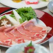 地産池消を目指し、県産豚や和牛のほか、直営のかりゆしファームで採れた新鮮野菜など、ホテルオリジナルの商品や食材を中心に使用しています。ディナータイムは、コースメニュー、アラカルトともに種類豊富です。