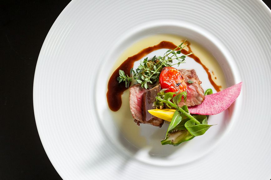 沖縄食材×シェフオリジナルのオキナワン創作料理を提供