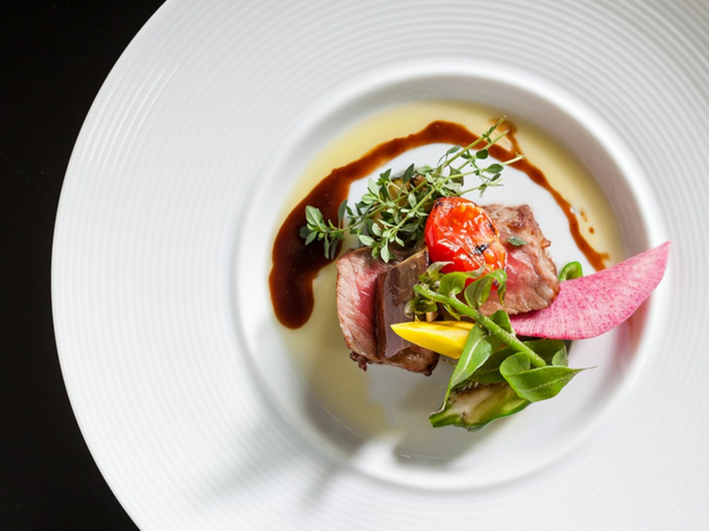 沖縄食材×シェフオリジナルのオキナワン創作料理を提供