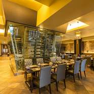 豊富に揃うアルコールのなかでも、特にワインにはこだわりが。季節や料理に合わせて厳選した銘柄をソムリエがおすすめしてくれます。リゾートホテルならではのくつろぎの空間で、ゆるりと至福の時を過ごせます。