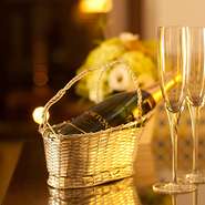 8万坪もの敷地を誇るかりゆしビーチリゾート内「スパリゾート　エグゼス」のダイニング【天】。くつろぎのスペース広がる店内には、子ども連れでも楽しめるよう半個室席が完備されているのも嬉しいポイントです。