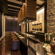 どんなシーンで訪れても臨機応変に対応してもらえて、居心地良く過ごせます。メニューのバラエティ豊富。本格的な鉄板焼のほかに夏限定のバーベキュープランもあり、誰でも楽しめるような心配りが見えるお店です。