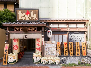 稀少なプレミアム酒をはじめ、全国から集めた銘酒が常時100種