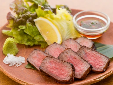 和牛ならではの豊かな風味を炭火焼で封じ込めた 『いけだ牛イチボ肉炭火焼』