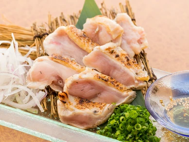 コク深くジューシーな肉質。たき火のような香りもご馳走の『石垣黒鶏ムネ肉わら炙りたたき』