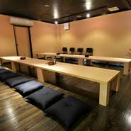 落ち着いた木目調のフローリングの座敷は、30名収容の広々とした空間。個室として仕切ることができ大人数の宴会にも最適です。10名からのご利用にも個室としての相談が可能。親しい仲間との集まりに！