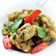 定番の唐揚げよりもお客様に人気なのがこちら。バジル風味でさっぱり仕上げています。色鮮やかで見た目も楽しめるメニューです。