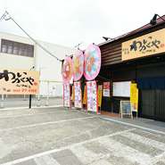 店名【気まぐれ厨房会津わいがや~和伊我家~】そのままに、わいわいがやがやと賑やかにお酒や自慢の気まぐれ料理を囲める居酒屋です。我が家のようにアットホームな空間で、癒しのひとときをどうぞ。