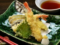 大ぶりの海老が入った『天ぷら盛り合わせ』