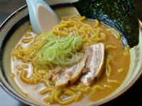 店主ご自慢のスープは、お店で出汁からとって作ったもの。
※醤油／味噌／塩の3種類からお選びくださいませ。