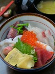 色々なお刺身が楽しめる贅沢な丼ぶりです。福島県産のお米にもこだわっており、今後は「安積」で採れたお米を取り扱う予定です。