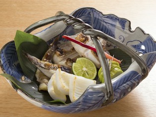 季節の魚でつくる干物の『炙り肴盛り合わせ』