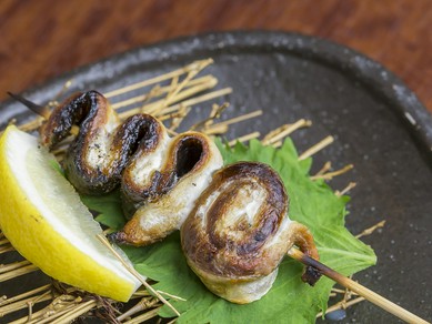 焼鳥や野菜串、魚介に合う日本全国の名蔵元の銘酒が常時20種