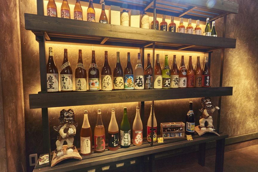 蔵元から直送されるプレミアものも。アルコールメニューも充実