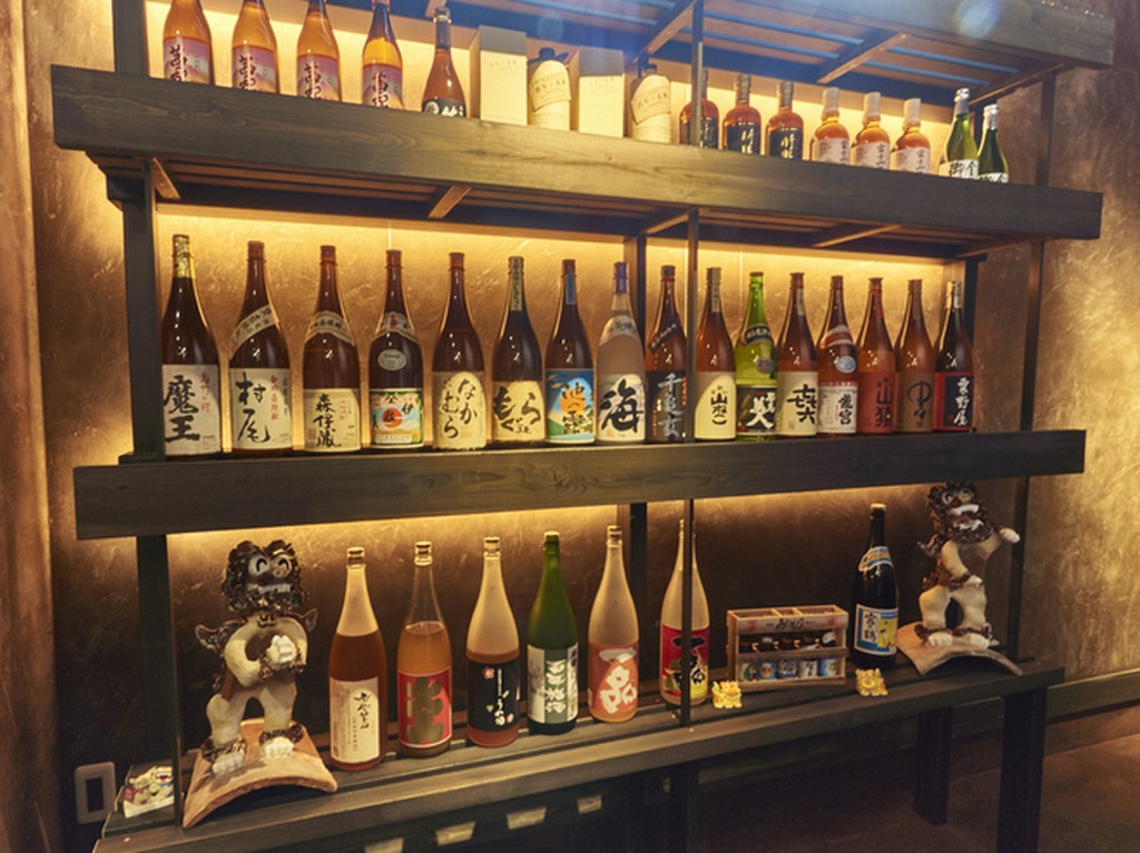 蔵元から直送されるプレミアものも。アルコールメニューも充実