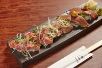 香ばしい味わいを泡醤油でいただく『美炙樂の厳選握り』（各2貫づつ計6貫）