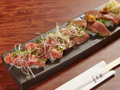 香ばしい味わいを泡醤油でいただく『美炙樂の厳選握り』（各2貫づつ計6貫）