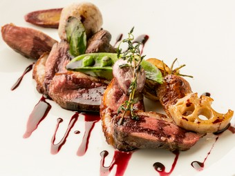 『フランス産・鴨胸肉と季節野菜のロースト　ポルトソース』