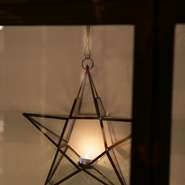 梁や柱は、年代を感じされる風合いがそのまま活かされています。ランプや壁に飾られたインテリアにオーナーのセンスが光る、可愛らしくてお洒落なお店です。