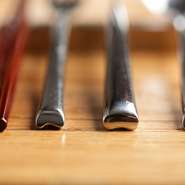 趣あるクラシックな一軒家の重厚感を活かした木の内装の店内は、ちょっと特別なデートのお食事に最適です。知っていると一目置かれそうな、大人のお店です。