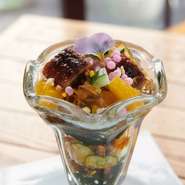 食べ進めていくと、一口ごとに少しずつ変化する味わいの妙をお楽しみください。