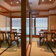 お座敷にはテーブルが置かれており、足元が楽でゆったりと時間を忘れお食事のひとときが過ごせるよう細やかな配慮がされています。８名様までの宴席も可能で大切な人を迎え送る「歓送迎会」にもおすすめ。