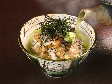 カシューナッツとクルミ、胡麻を使用した特製「胡麻だれ」が絡んだ新鮮な鯛のおいしさが際立つ『鯛茶漬け』