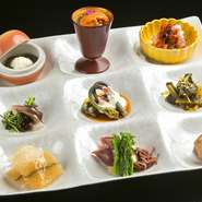 春はホタルイカ、菜の花、夏はモロコシ豆腐、秋はキノコ、冬は白子といった旬食材の旨味を活かしアレンジした品々が9種類。色とりどりにうつくしく盛り付けられており、舌だけでなく目も満足させてくれます。