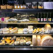 フロア内のショーケースに置かれているチーズの数々。それらが全てが、国産品であるというから驚き。何を食べたらいいのか迷ってしまう種類の多さに、オーナーのチーズに対する確固たる信念が見られます。