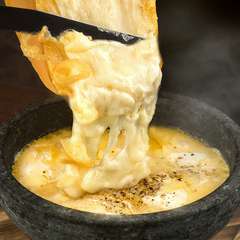 チーズの底力を感じられる『チーズ屋さん本気の石焼チーズリゾット』