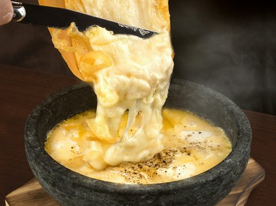 チーズの底力を感じられる『チーズ屋さん本気の石焼チーズリゾット』