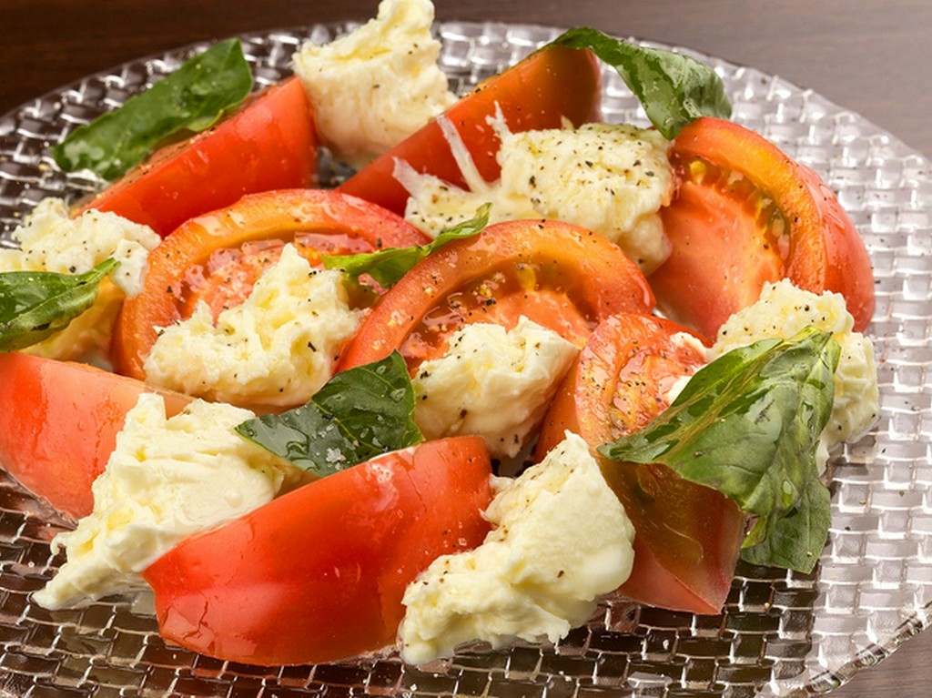 何度食べても飽きない味『本日のモッツァレラと国産トマトのカプレーゼ』