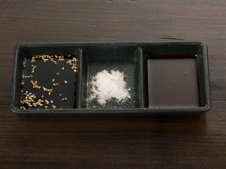 焼肉につけるタレが選べます。職人のつくる秘伝のタレ