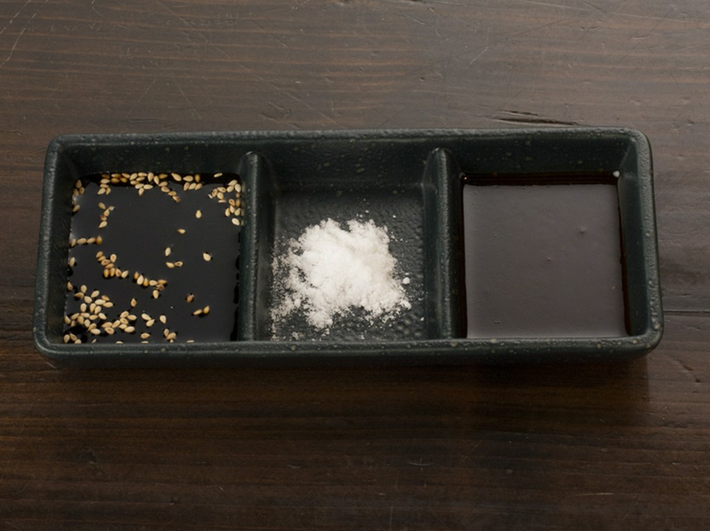 焼肉につけるタレが選べます。職人のつくる秘伝のタレ