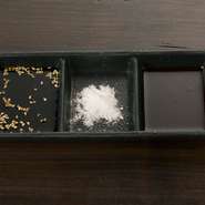 職人がつくるオリジナルの「焼肉のタレ」。果実の豊かな風味と甘さを含んだ「秘伝の醤油だれ」など、4種類あるので、お好みに合わせて選べます。これを付けると、いつもの焼き肉がひと味違う美味しさで楽しめます。