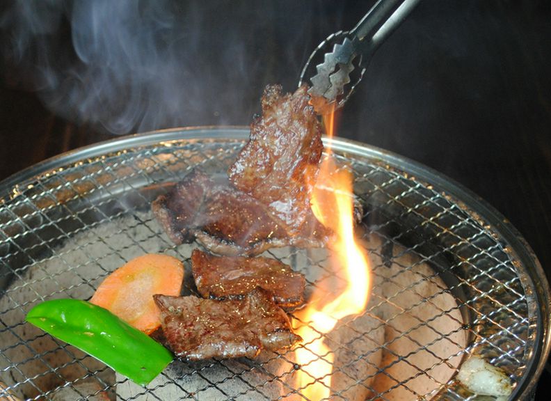 七輪の炭火で焼ながらワイワイとにぎやかに食事を楽しむ