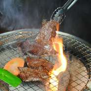 焼肉店では、ジュージューと音を立てて焼きながら食べるのも楽しみのひとつ。お好みの焼き加減で、いつでもアツアツが食べられます。炭の香りをほんのりまとったジューシーな肉の旨味をたっぷり堪能できます。
