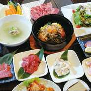 当店の食べ放題コースは、焼肉専門店として、従来の食べ放題店とは一線を画す質へのこだわりがございます。赤字覚悟でご提供しておりますので、平日のみの限定サービスとなっております。ぜひ、一度お試しください！