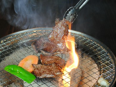 一つの七輪を囲めば、お客様との距離も…